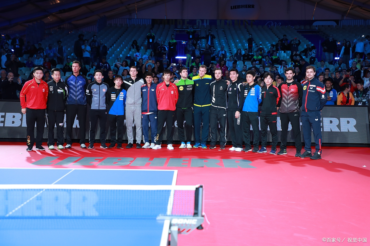 法兰克福队员庆祝赢得比赛的胜利 法兰克福队员庆祝赢得比赛的胜利