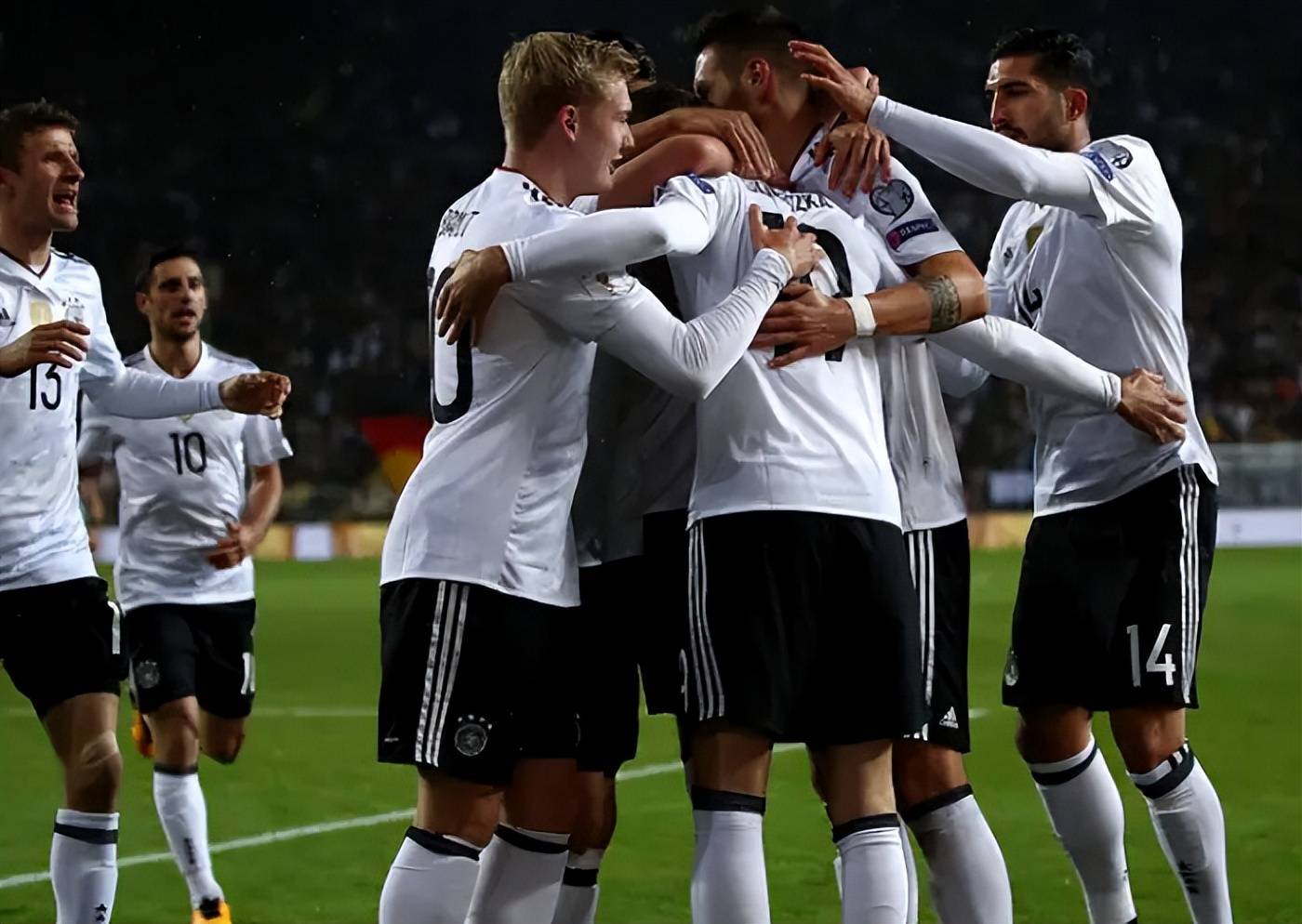 欧洲豪门球队对决,场上传来喝彩声 欧洲豪门球队对决,场上传来喝彩声