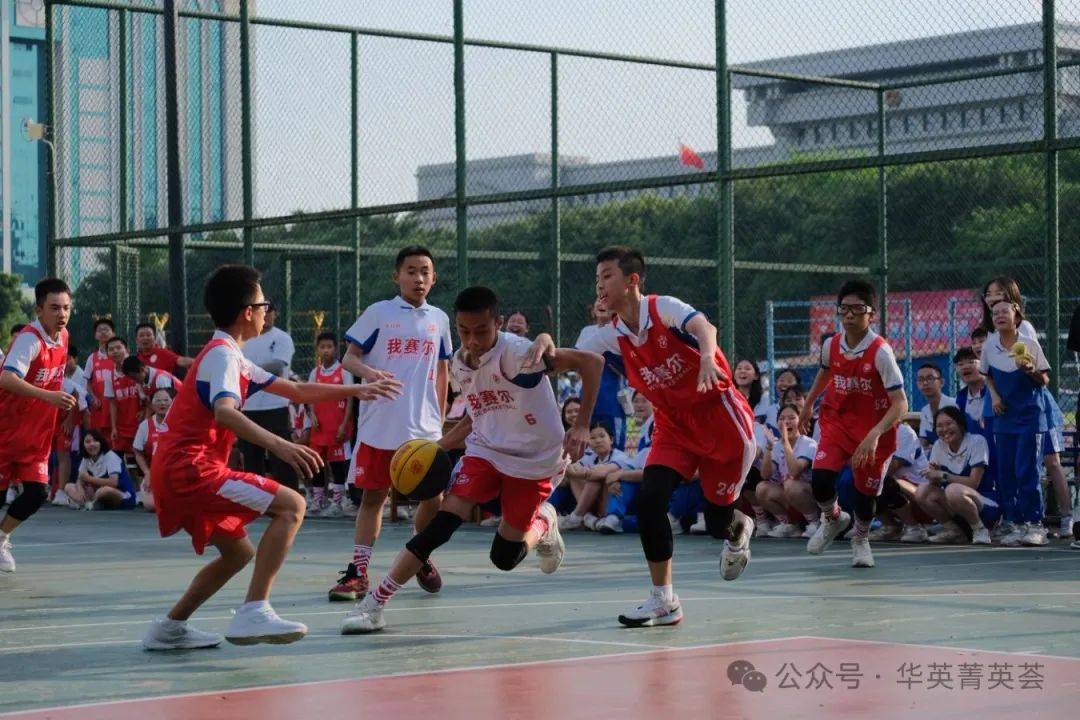 众多观众参与到篮球比赛中热情洋溢