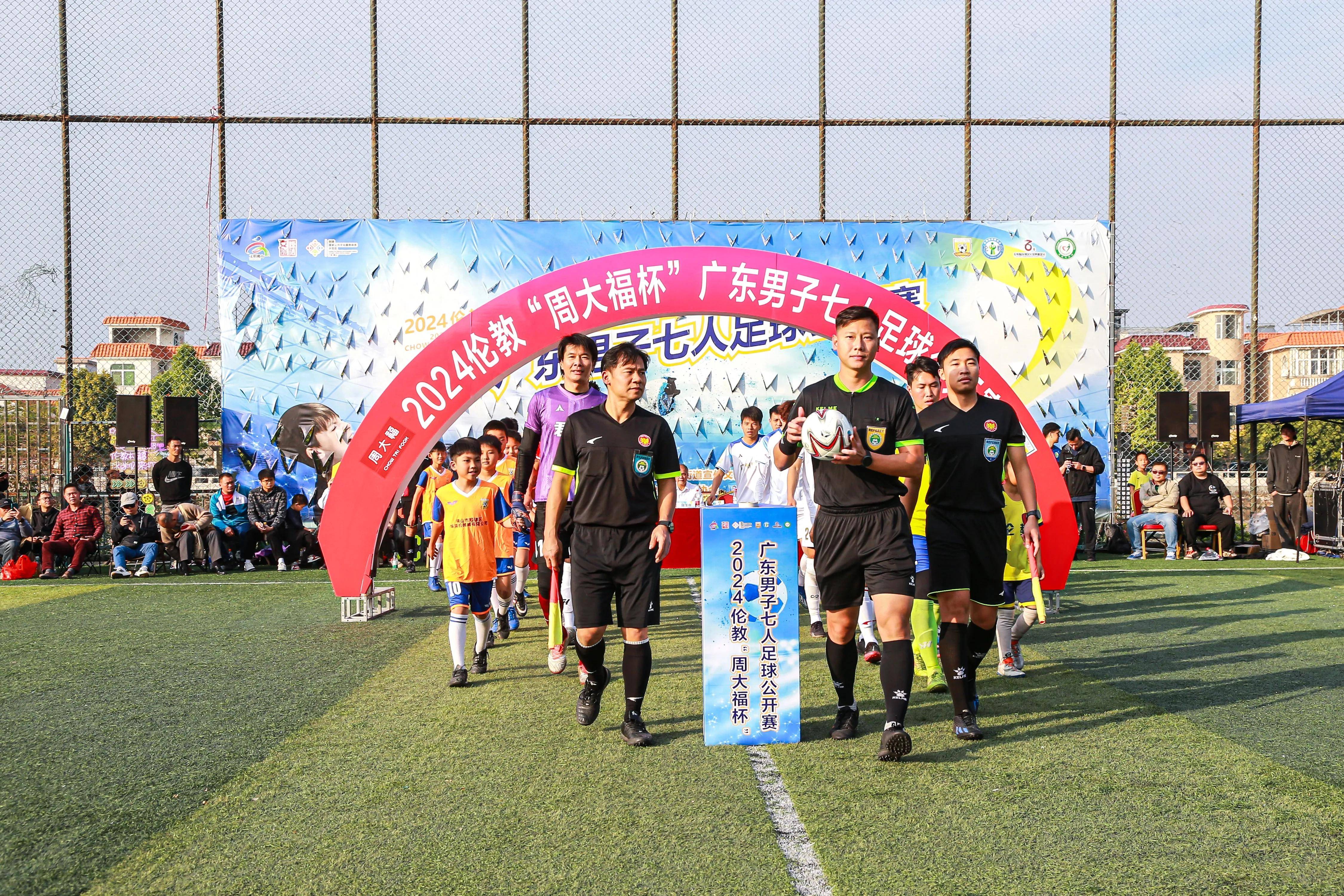 国际足球赛事中球队士气高昂,斗志昂扬 国际足球赛事中球队士气高昂,斗志昂扬