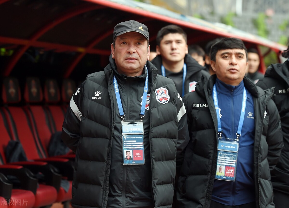 包含东莞队意外失利，球迷为球队加油鼓劲的词条