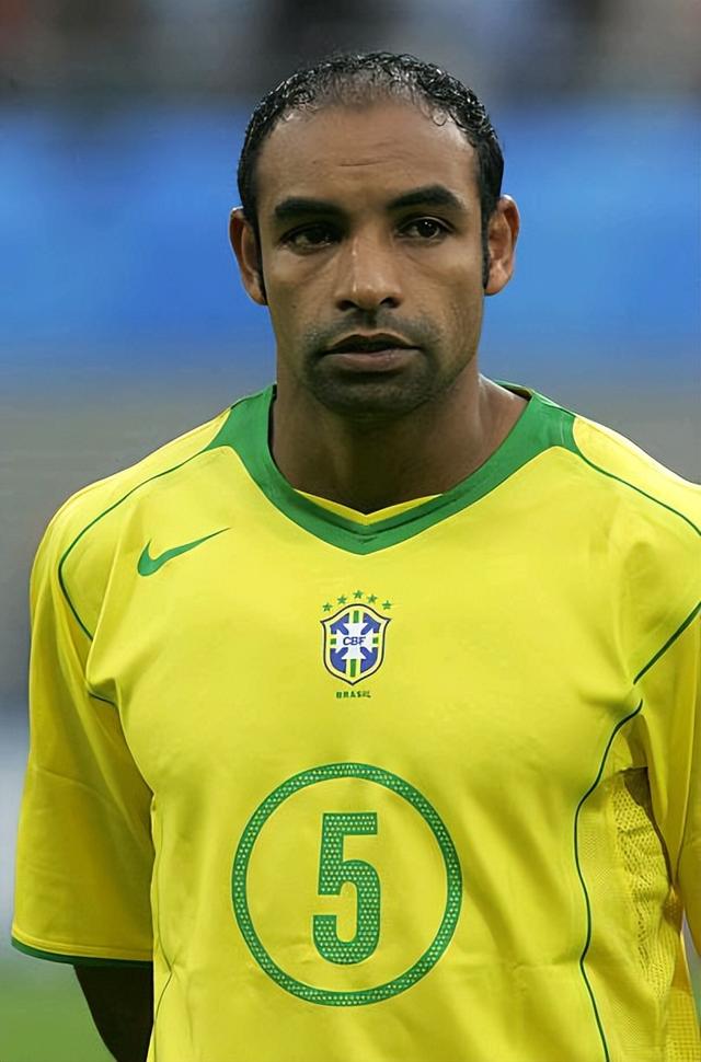 罗马队员突然受伤，引发球迷恐慌