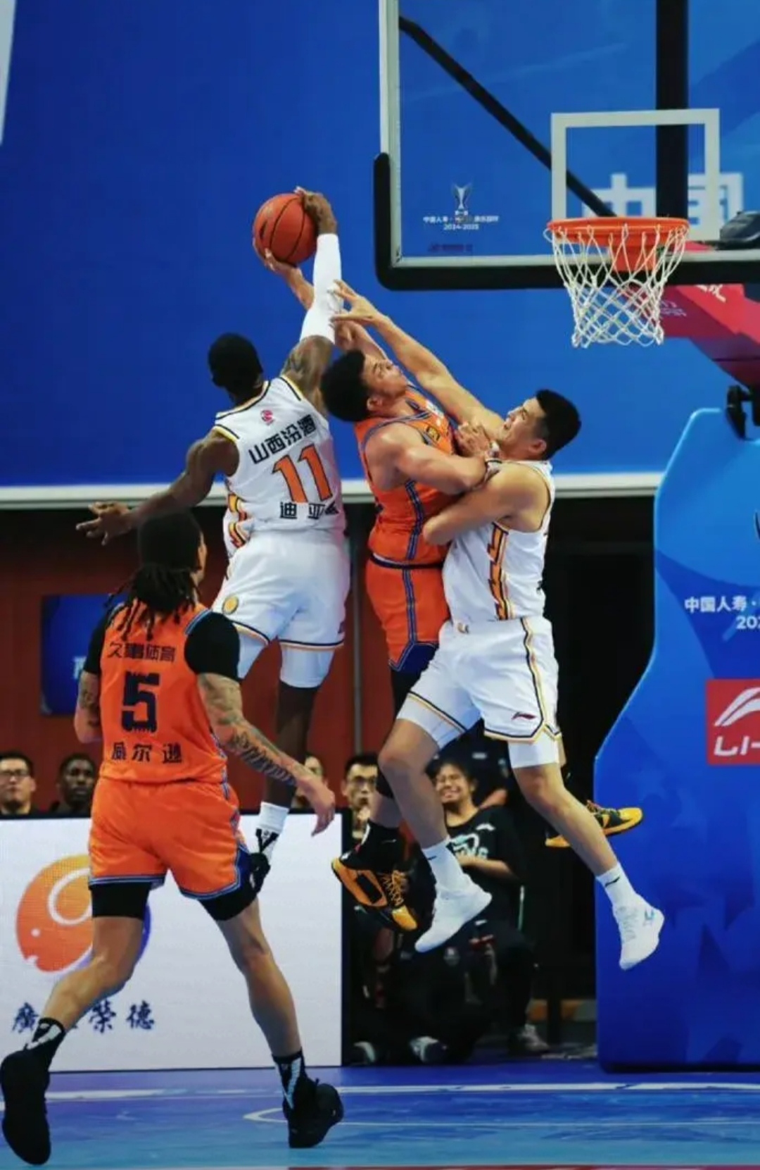 上海男篮在场上展现出出色的表现，获得胜利