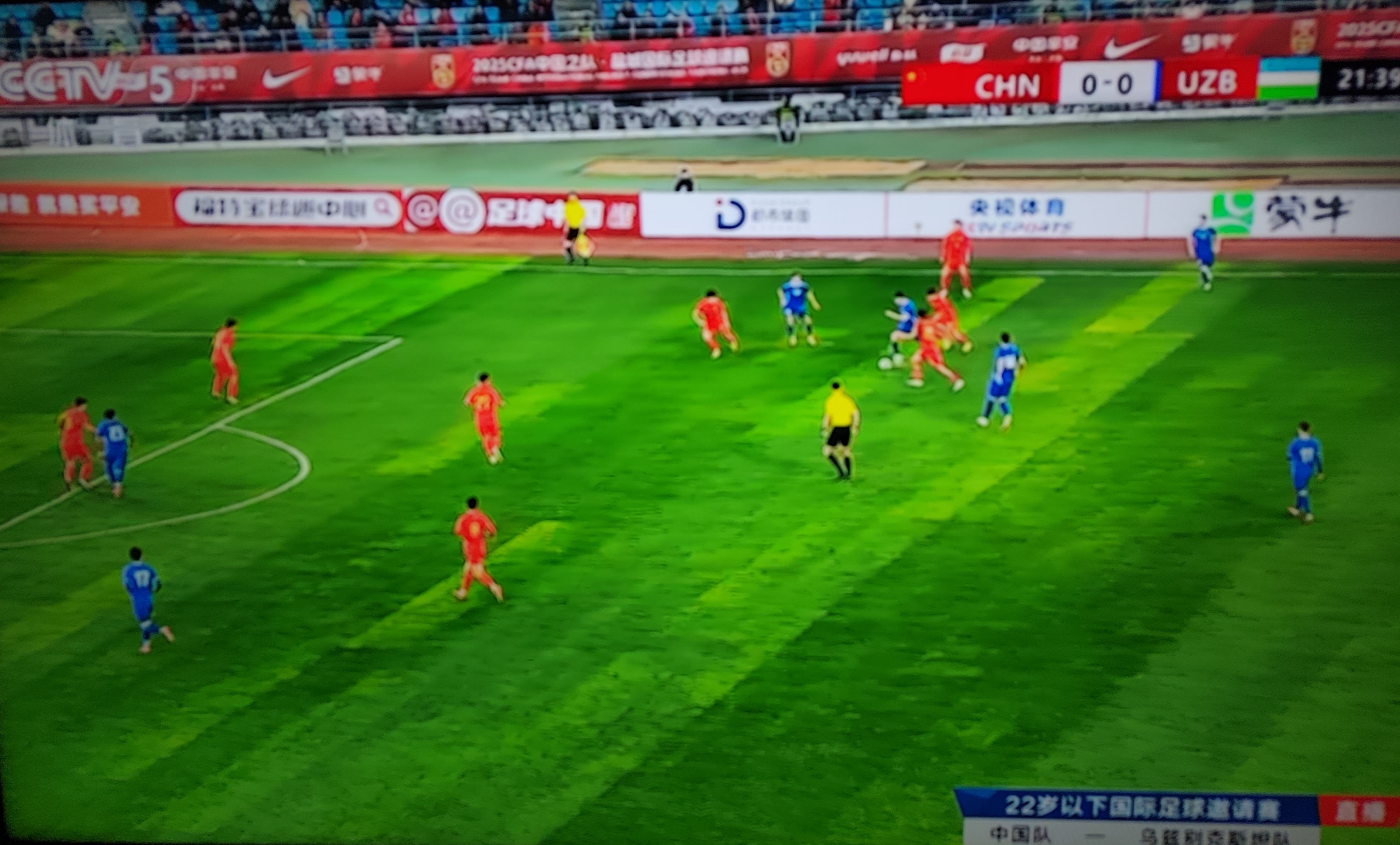 国内足球联赛赛场掀起激烈角逐，球队争夺巅峰的简单介绍