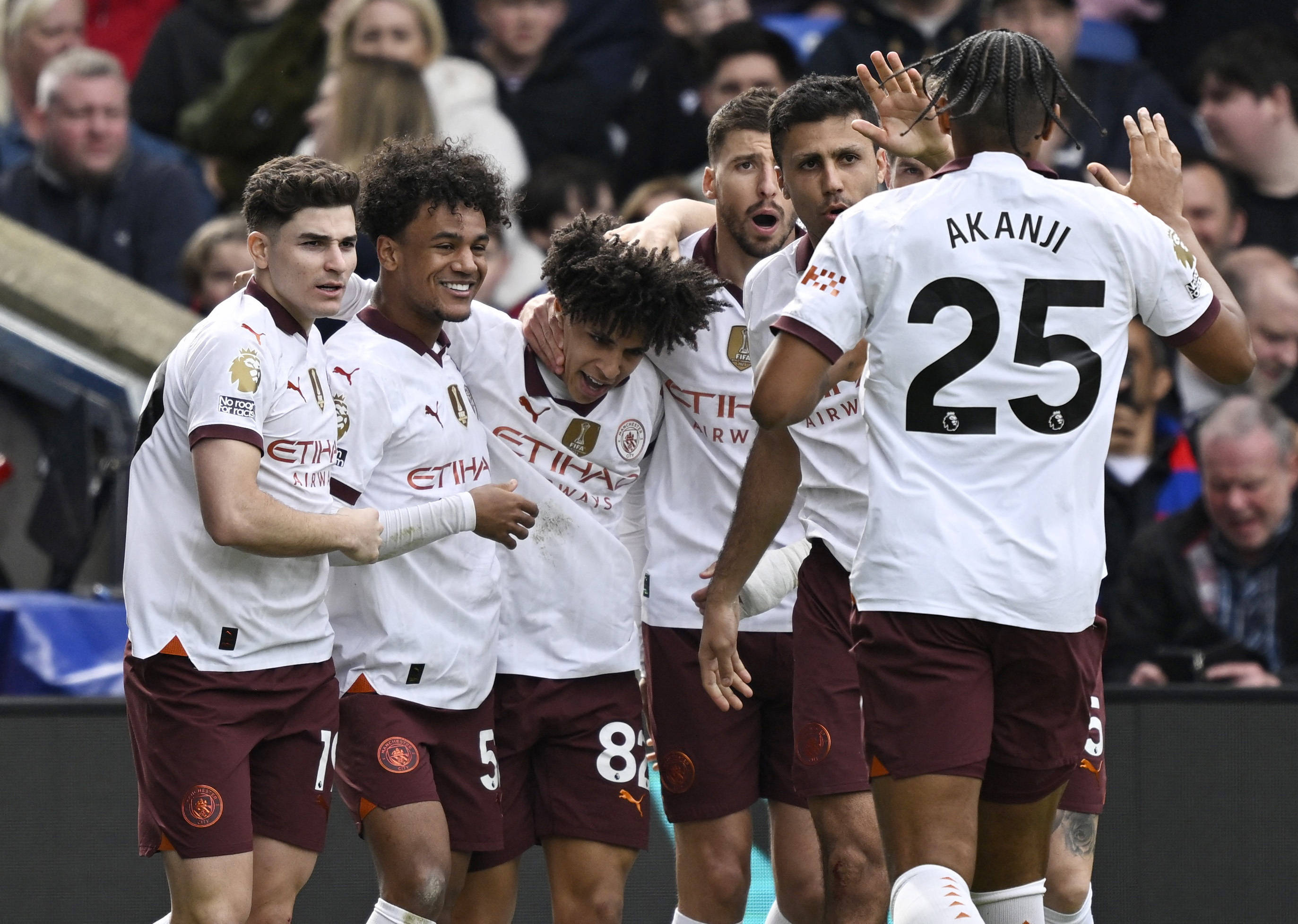 包含伯恩茅斯客场惊险逆转，英格兰足球比赛竞争异常激烈的词条