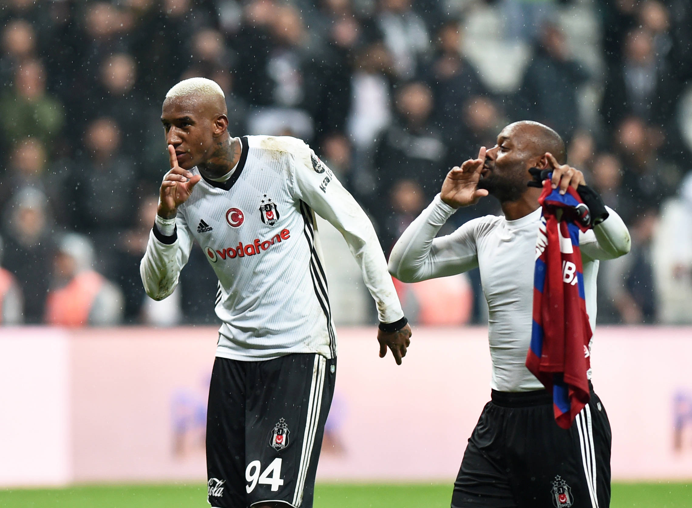 阿贾克斯大比分获胜,轻松突围晋级 阿贾克斯大比分获胜,轻松突围晋级