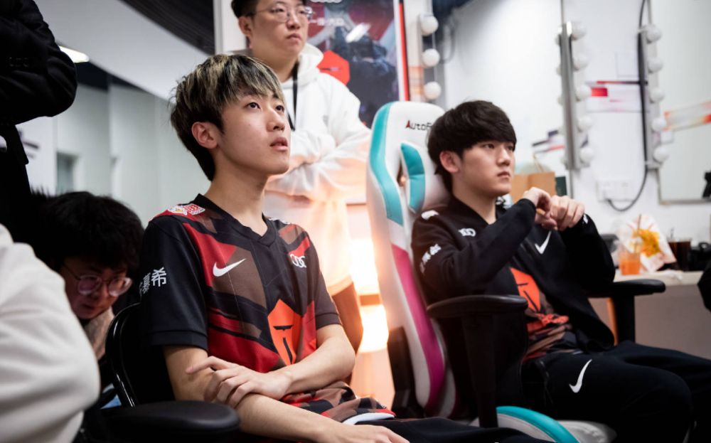 FPX险胜LGD，Canyon开启传奇时刻宿命之战全球总决赛，点燃全场激情的简单介绍