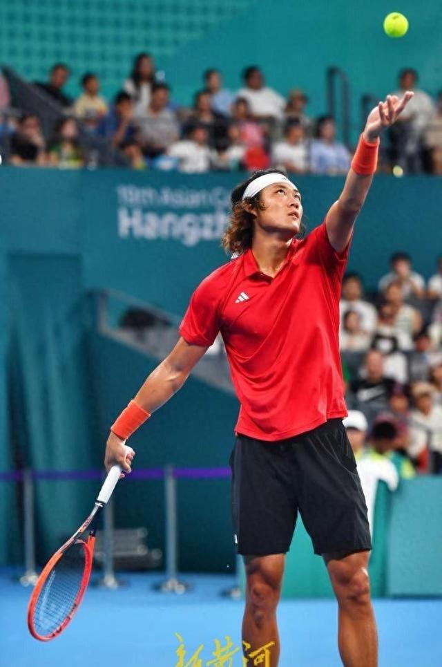 西班牙羽毛球男选手斩获冠军，完美收官